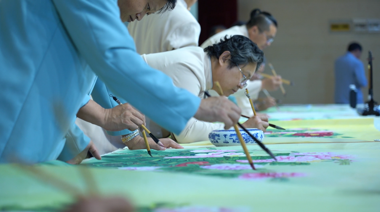 巨野县工笔牡丹画研究院内，画师们正在挥毫创作。巨野县委宣传部供图