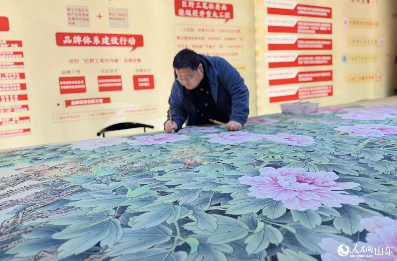 画师正在进行工笔牡丹画创作。人民网记者 乔姝摄