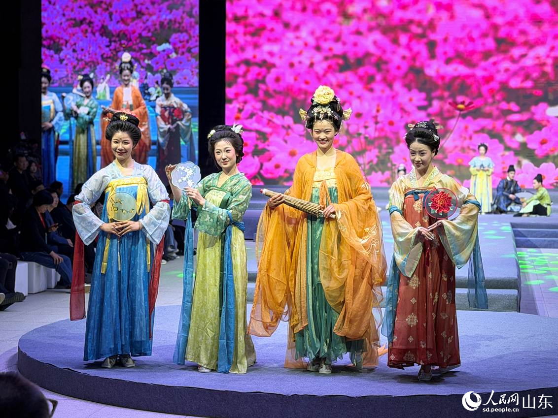 2026曹县汉服品牌新品发布会上,汉服新品以走秀形式精彩呈现。人民网记者 乔姝摄