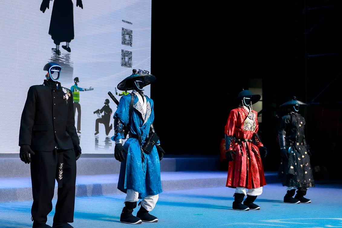 机器人在2026曹县汉服品牌新品发布会上展示。曹县县委宣传部供图