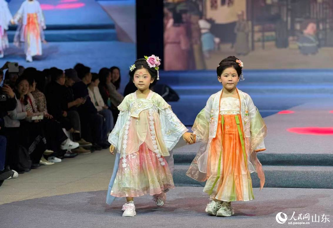 2026曹县汉服品牌新品发布会上,汉服新品以走秀形式精彩呈现。人民网记者 乔姝摄