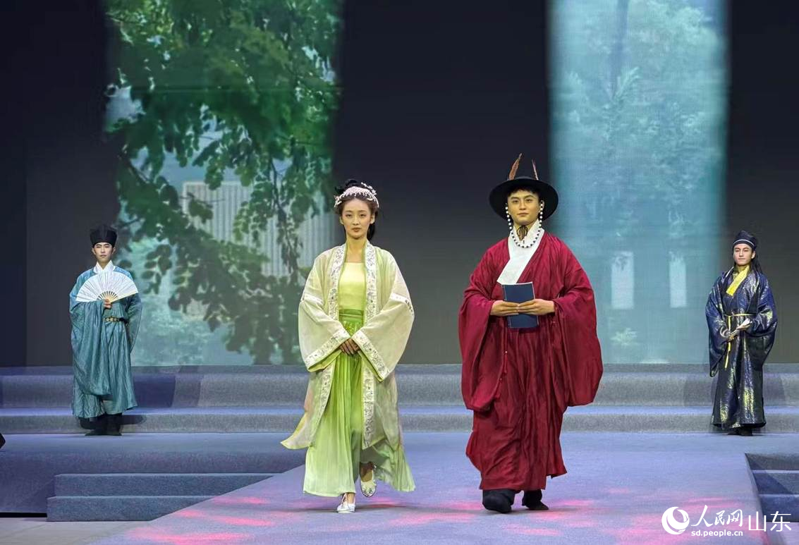 2026曹县汉服品牌新品发布会上,汉服新品以走秀形式精彩呈现。人民网记者 乔姝摄