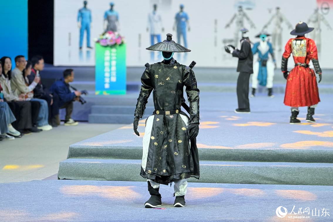 机器人在2026曹县汉服品牌新品发布会上展示。人民网记者 乔姝摄