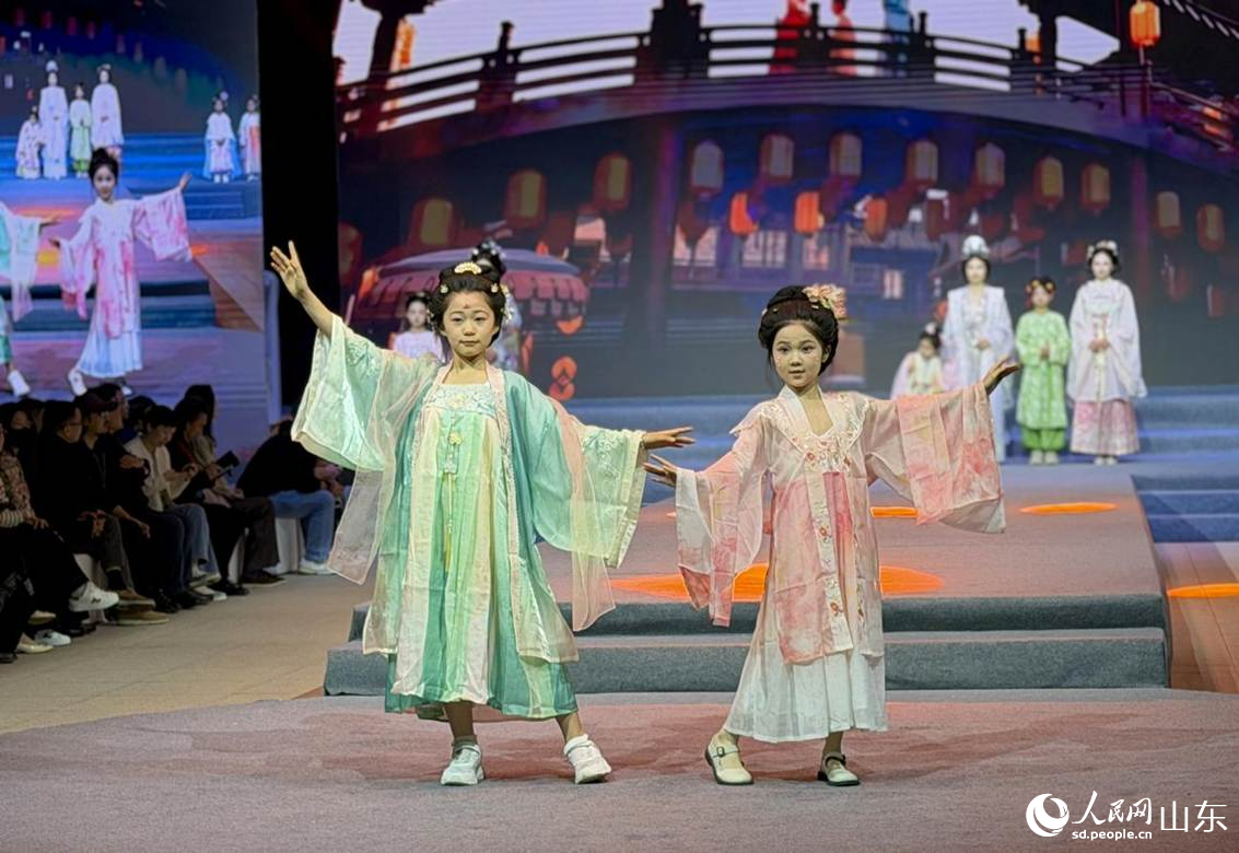 2026曹县汉服品牌新品发布会上,汉服新品以走秀形式精彩呈现。人民网记者 乔姝摄
