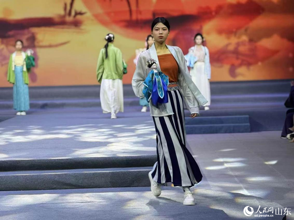 2026曹县汉服品牌新品发布会上,汉服新品以走秀形式精彩呈现。人民网记者 乔姝摄