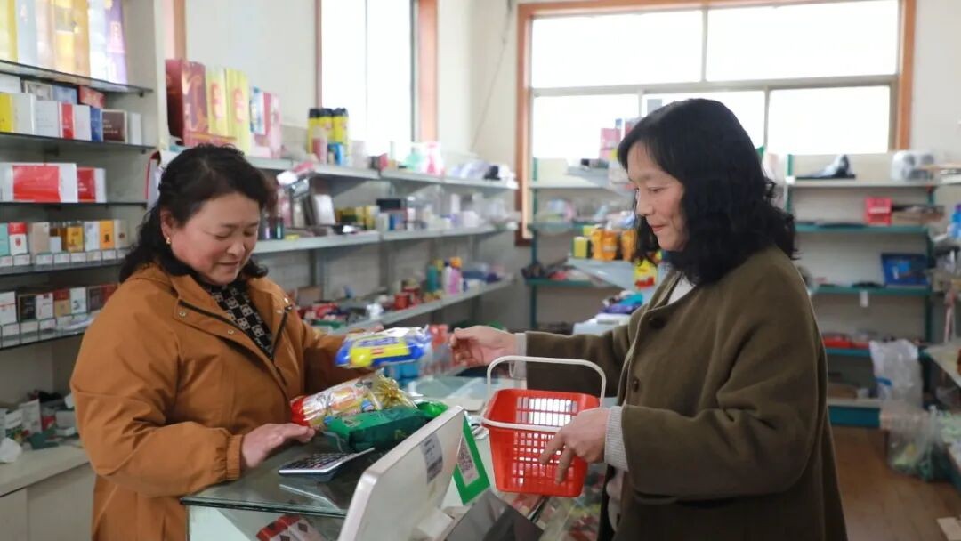 刘淑兰(右)通过积分在海娟超市兑换商品。王西辉摄