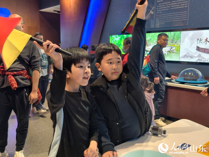 青少年们学习航海必备的技能——旗语。人民网记者 刘颖婕摄