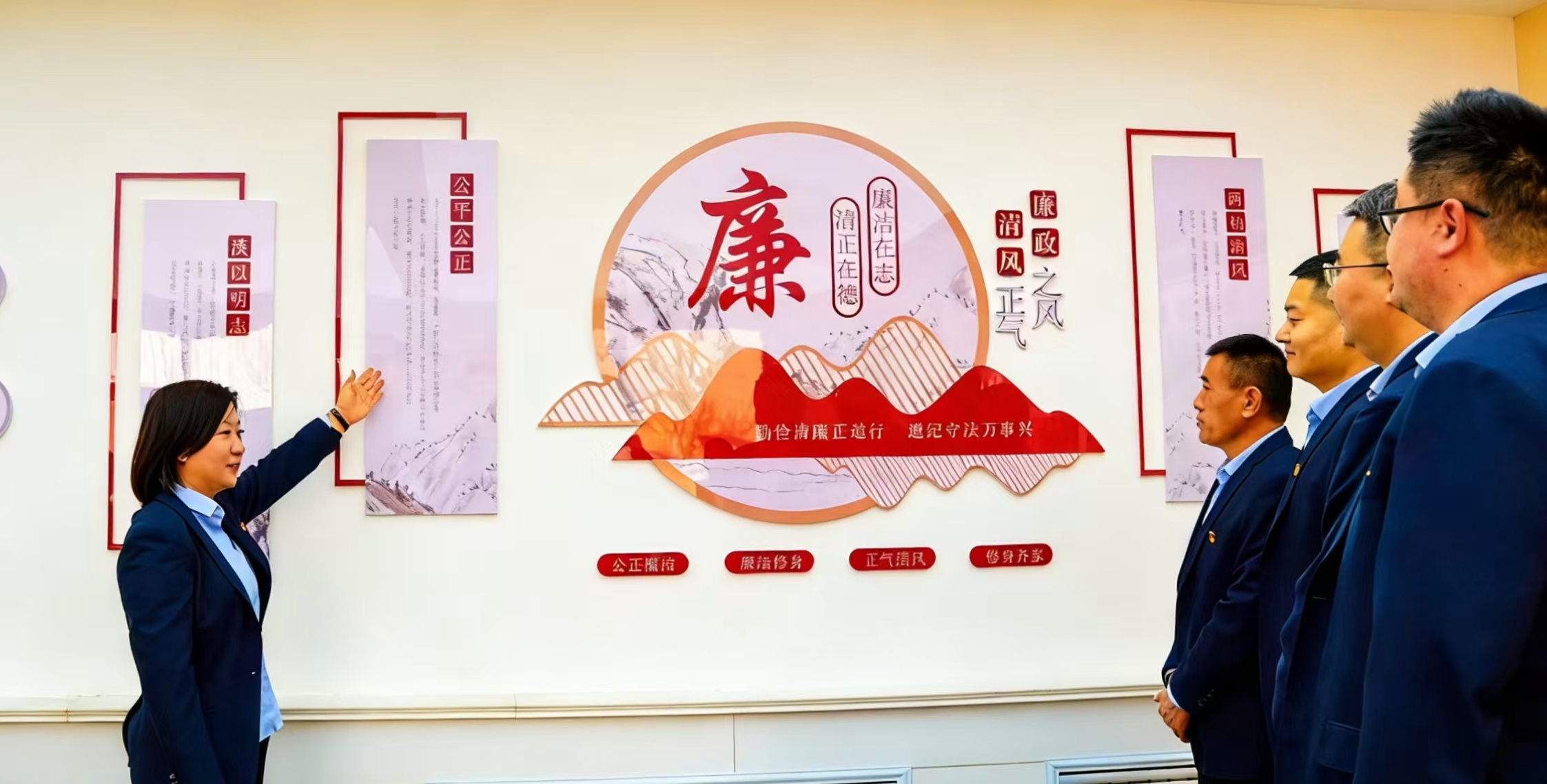 干部職工參觀本單位廉潔文化長廊