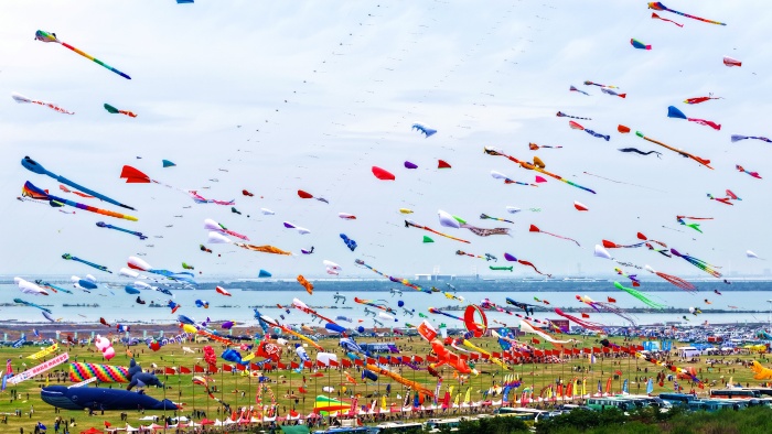 4月16日，第22届世界风筝锦标赛预赛在潍坊滨海云门国际放飞场开赛，各式风筝竞相升空。刘继田摄