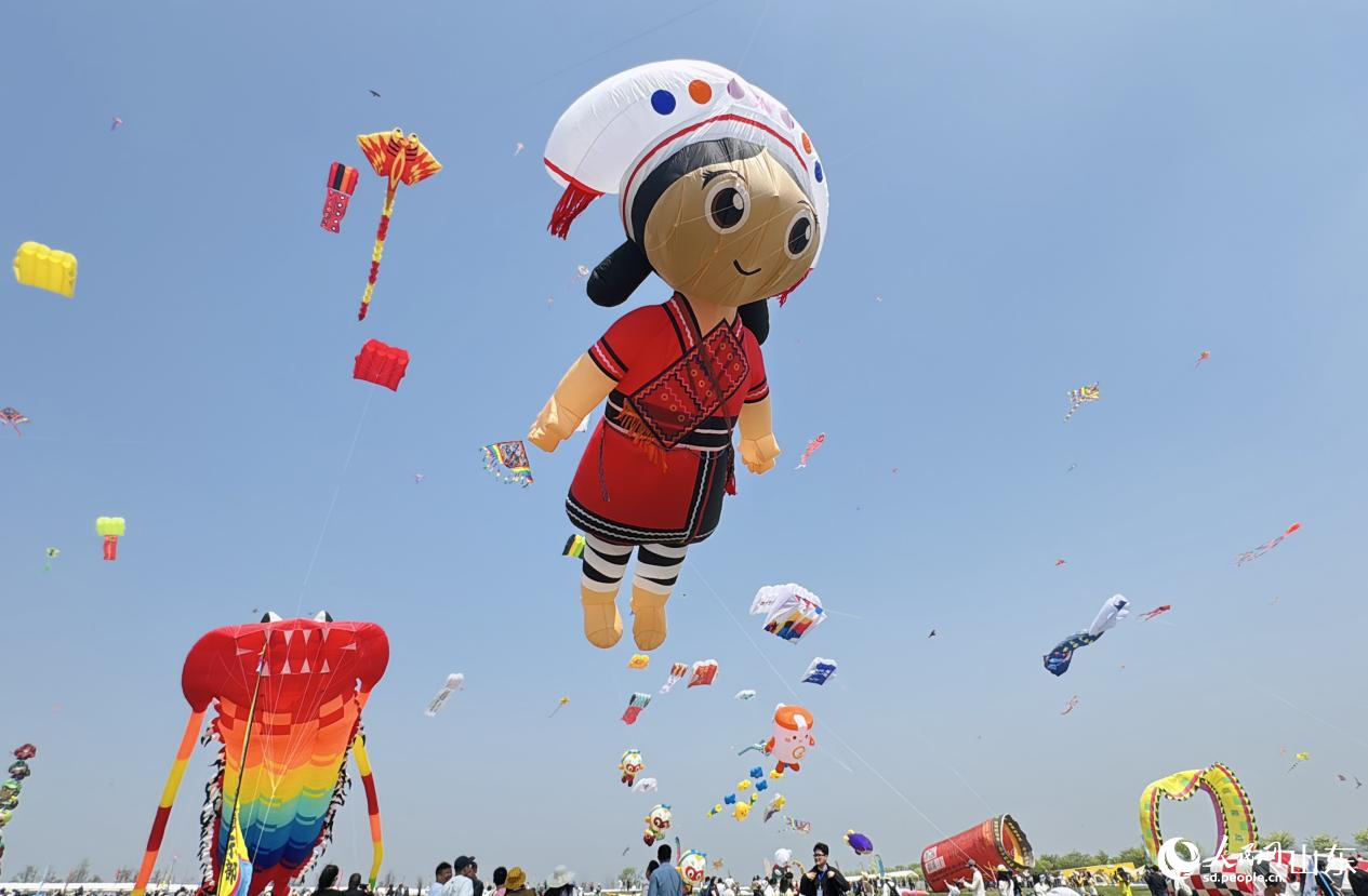天空中飘满形状各异的风筝。人民网 郑昕桥摄