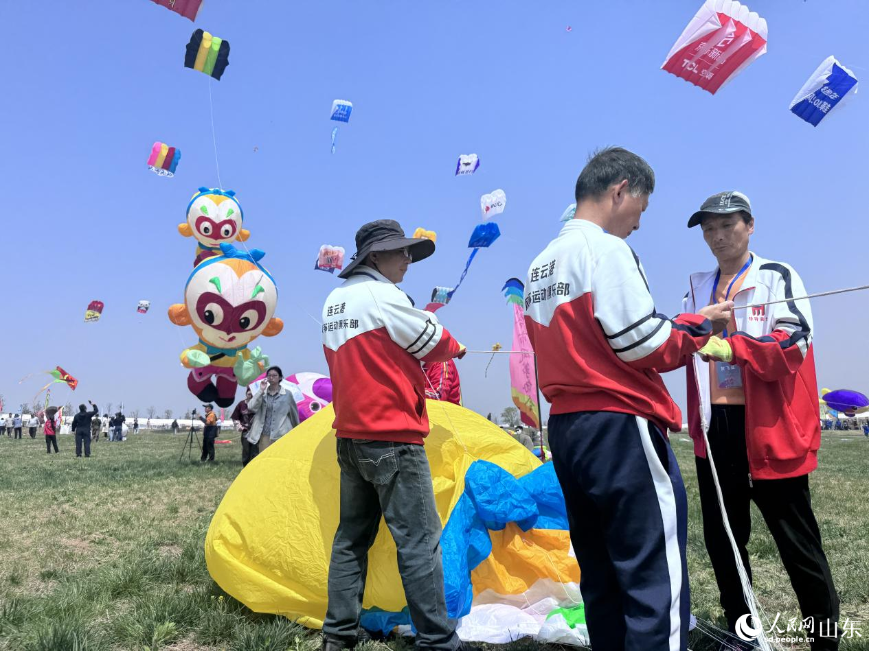 风筝爱好者团队正在调整放飞策略。人民网 郑昕桥摄