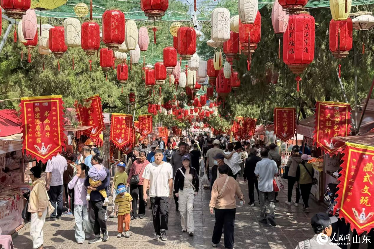 济南千佛山“三月三”民俗文化庙会上游人如织。人民网记者 乔姝摄