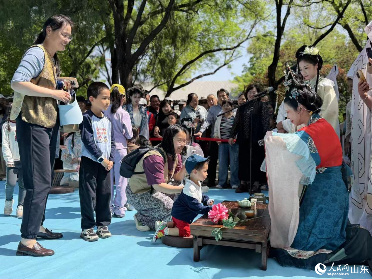 上巳节祓禊古礼庄重再现，吸引游人驻足体验。人民网记者 乔姝摄