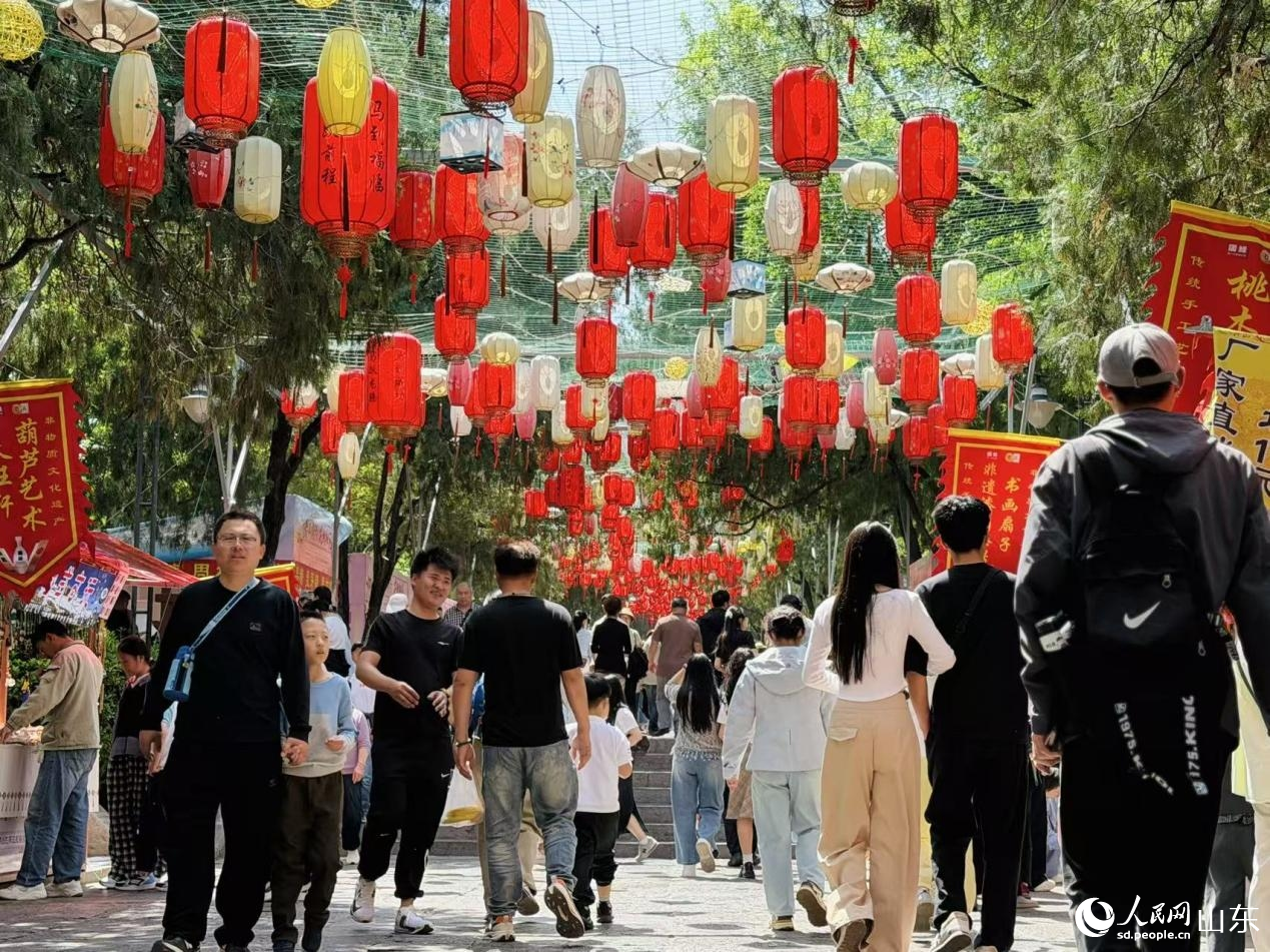 济南千佛山“三月三”民俗文化庙会上游人如织。人民网记者 乔姝摄