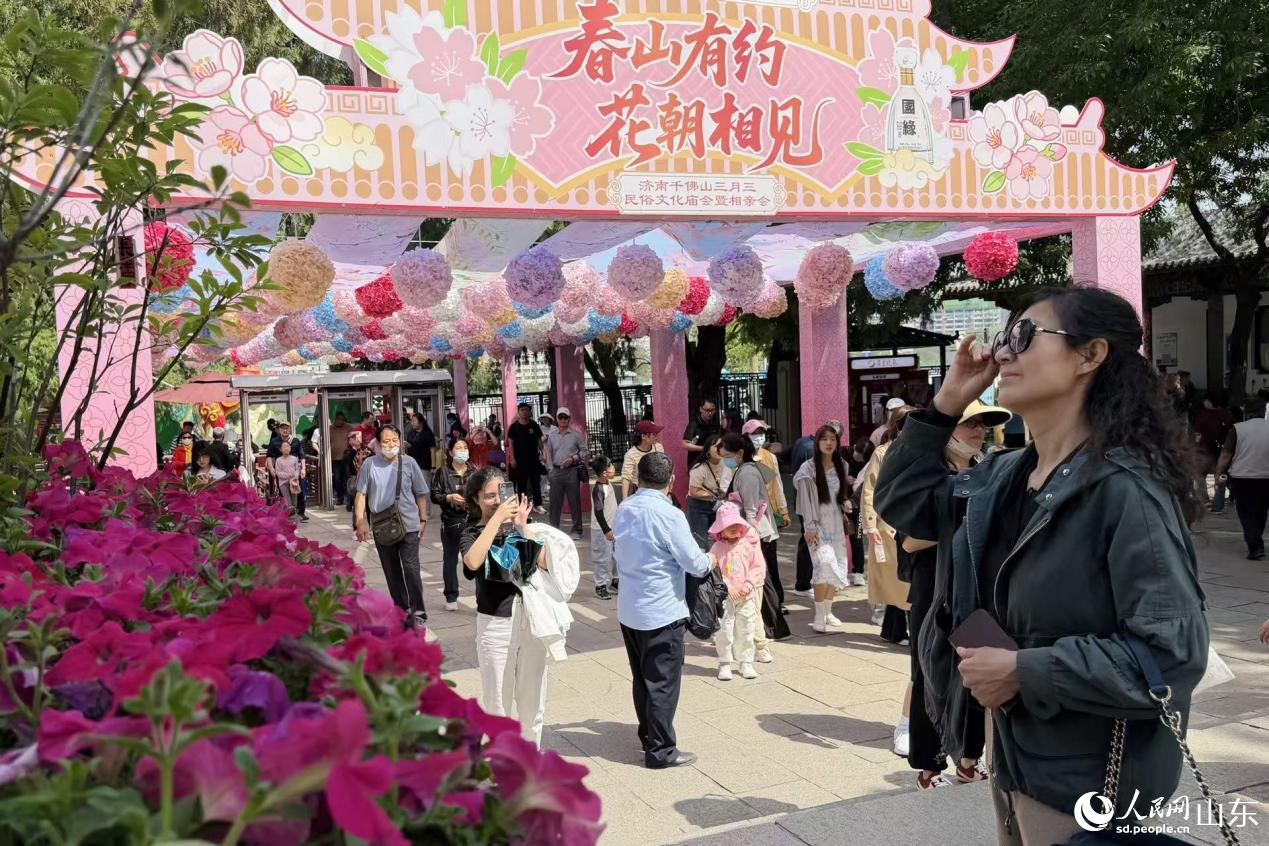 市民游客登高赏春，拍照打卡。人民网记者 乔姝摄