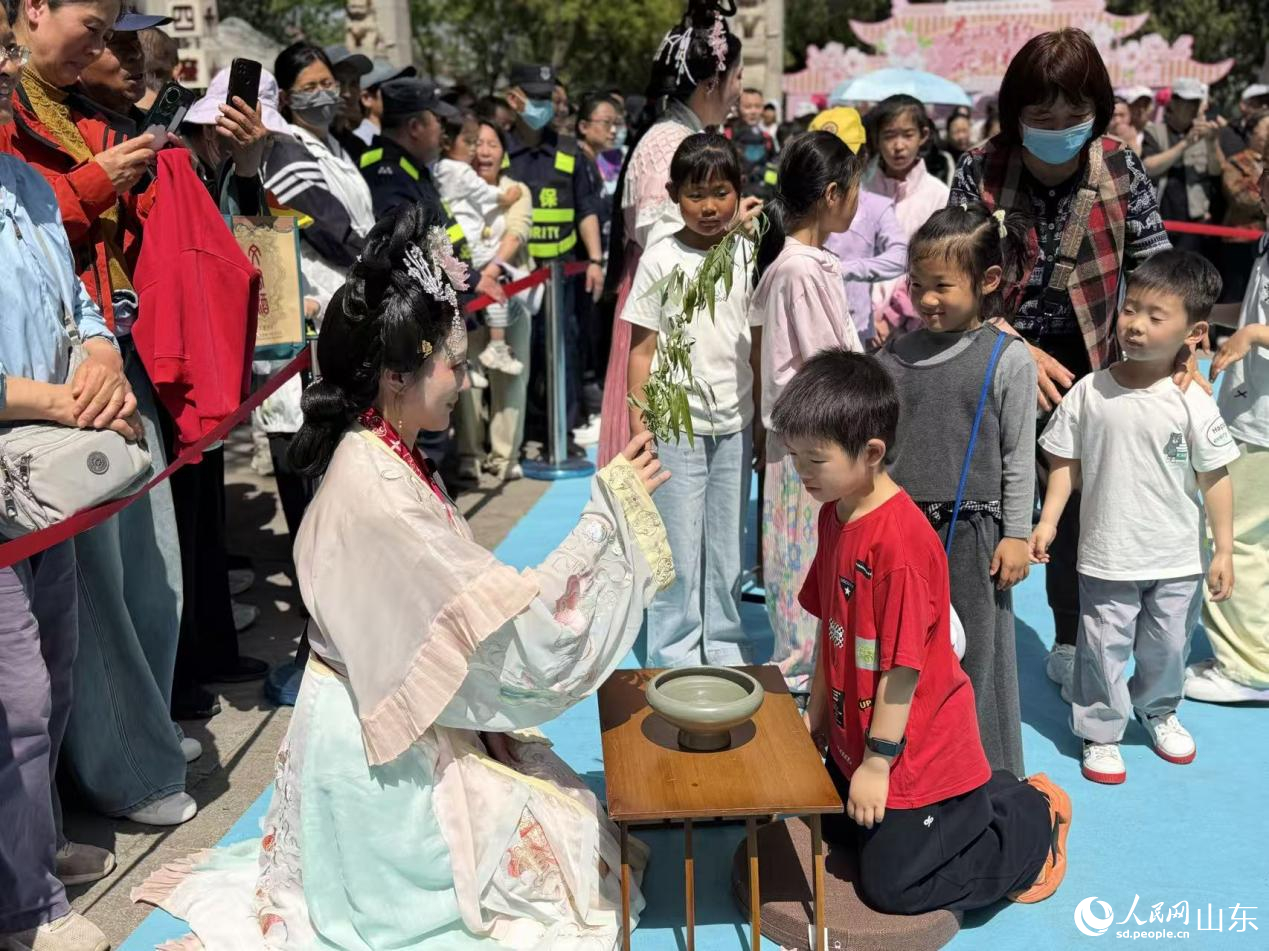 上巳节祓禊古礼庄重再现，吸引游人驻足体验。人民网记者 乔姝摄