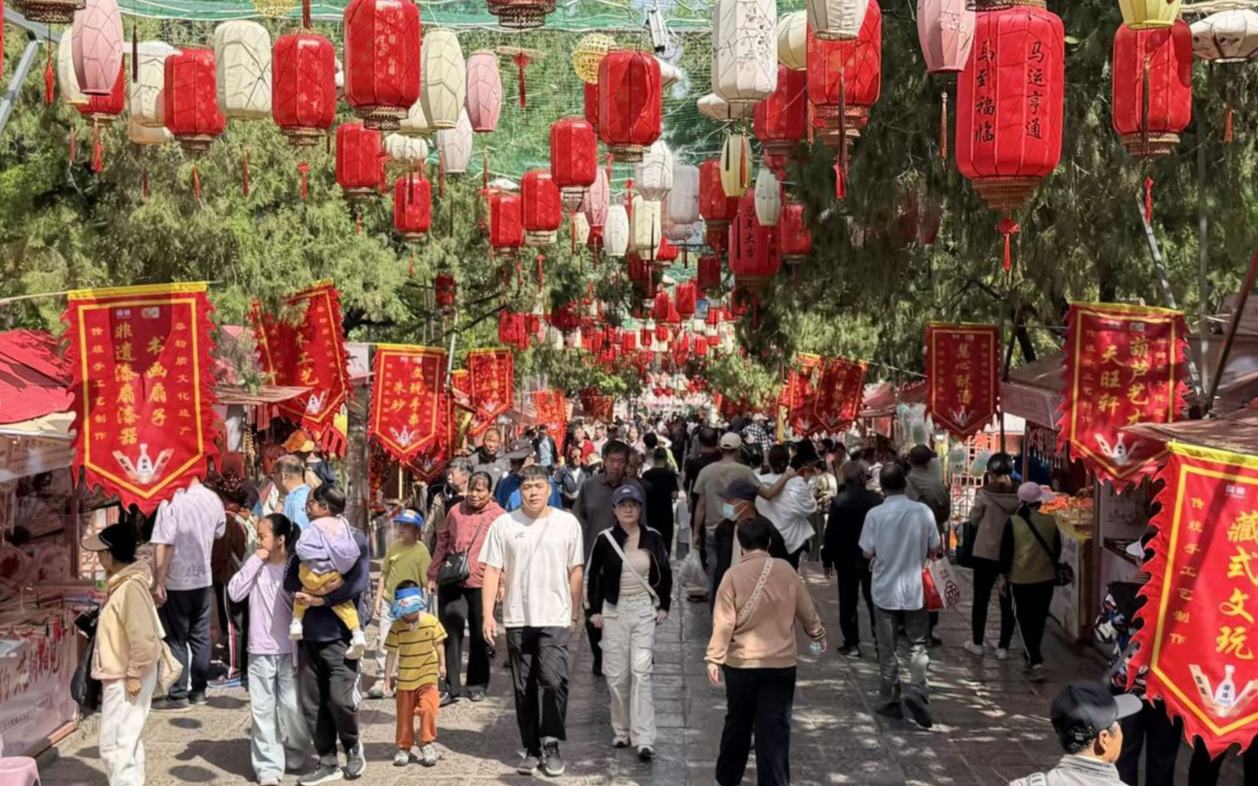 山东济南千佛山“三月三”庙会热闹开市