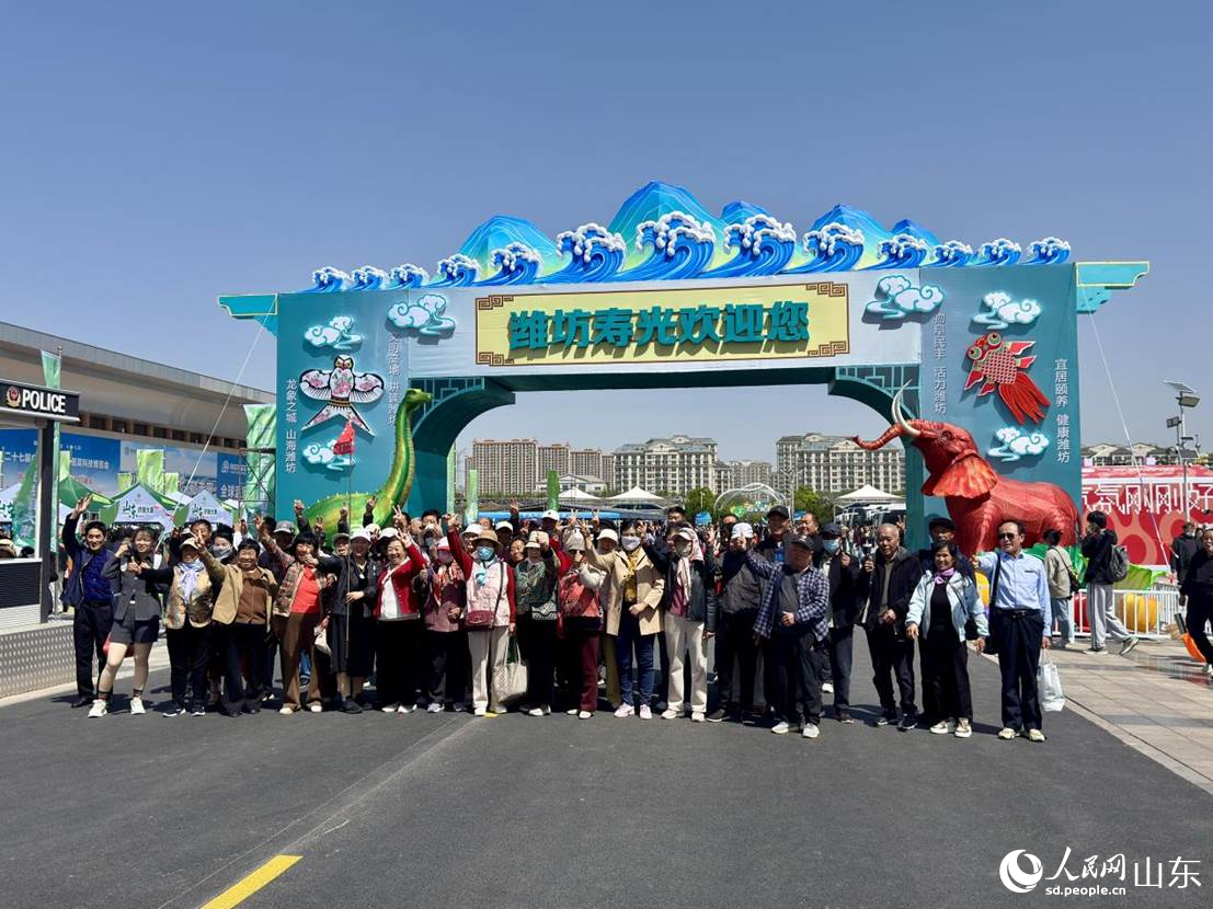 游客集体拍照留念。人民网 庄润泽摄