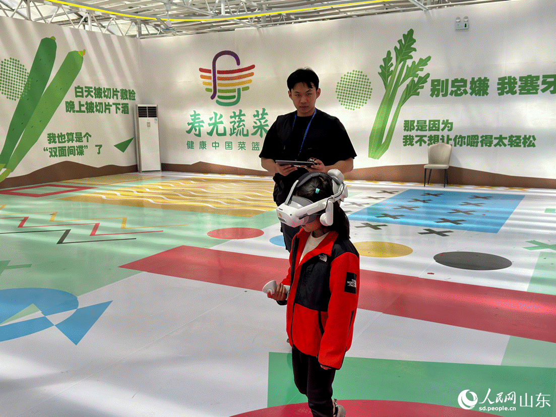 小游客体验“VR火星大棚”。人民网 庄润泽摄