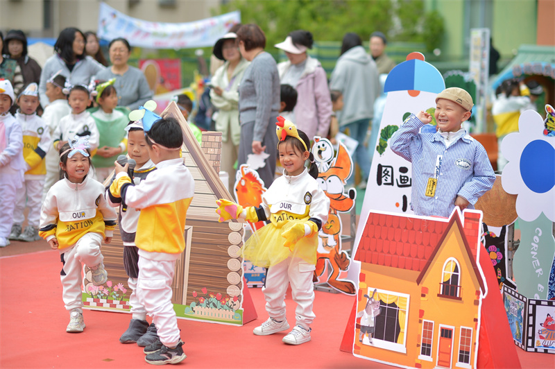 2026年4月23日，在山东省青岛市市北区宝城幼儿园开展的读书主题活动上，小朋友们在表演图画书故事情节。王海滨摄