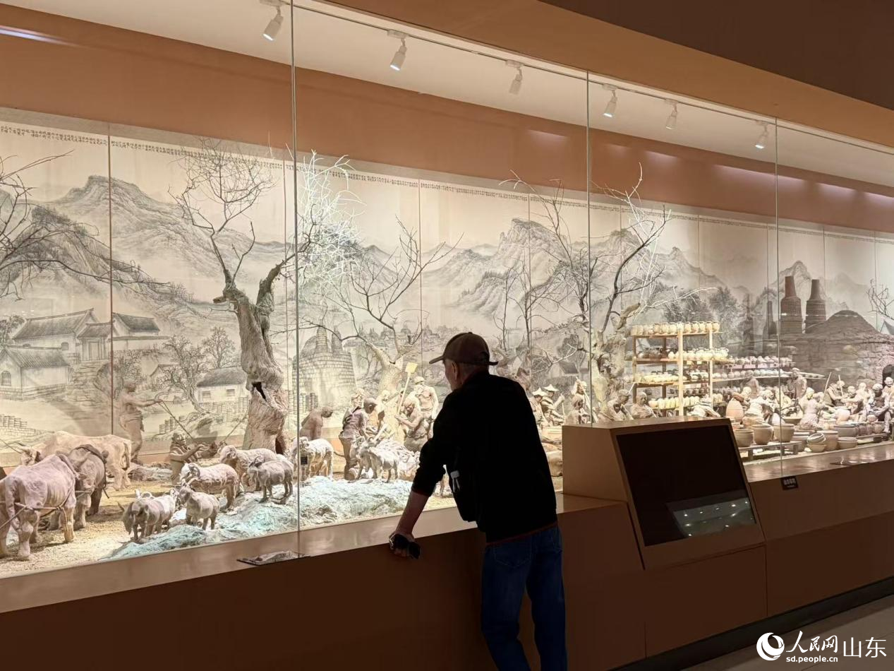 淄博陶瓷琉璃博物馆内，游客正在观赏展品。 人民网 李子悦摄