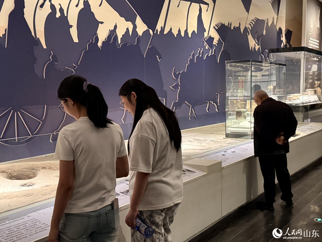 淄博陶瓷琉璃博物馆内，游客正在观赏展品。 人民网 李子悦摄