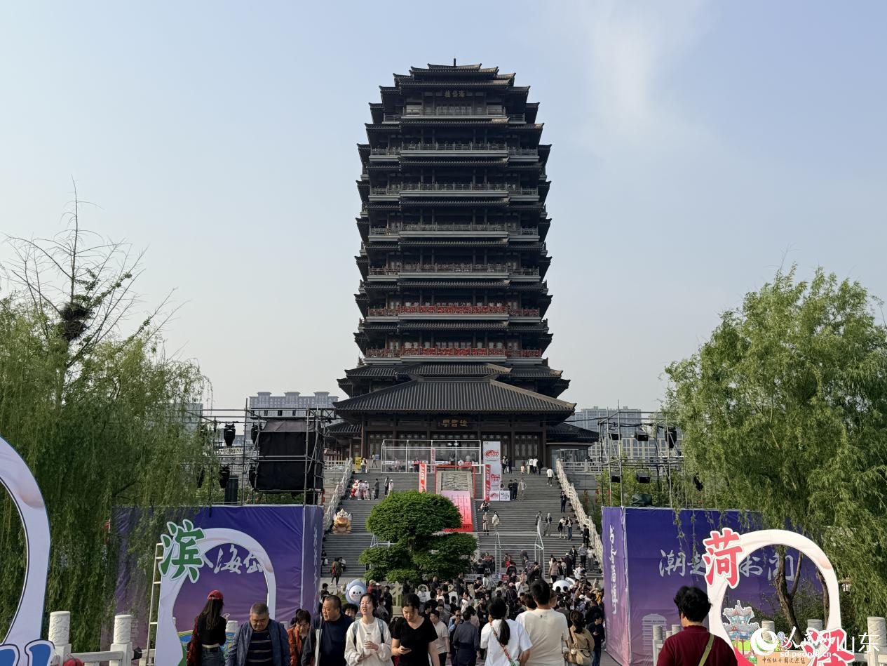 海岱楼钟书阁外，游客众多。 人民网 李子悦摄