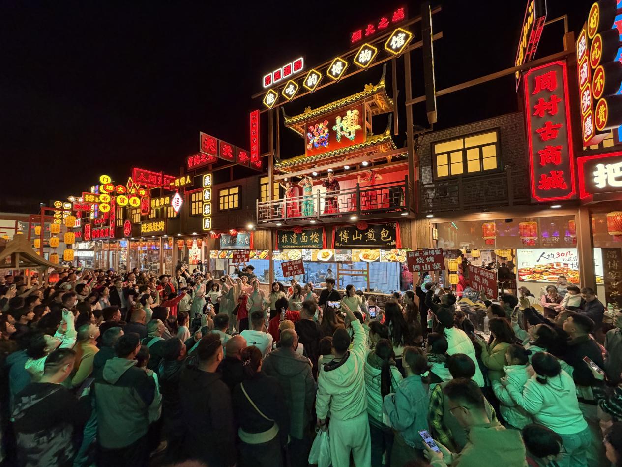 八大局便民市场内，游客众多。 淄博市文化和旅游局供图