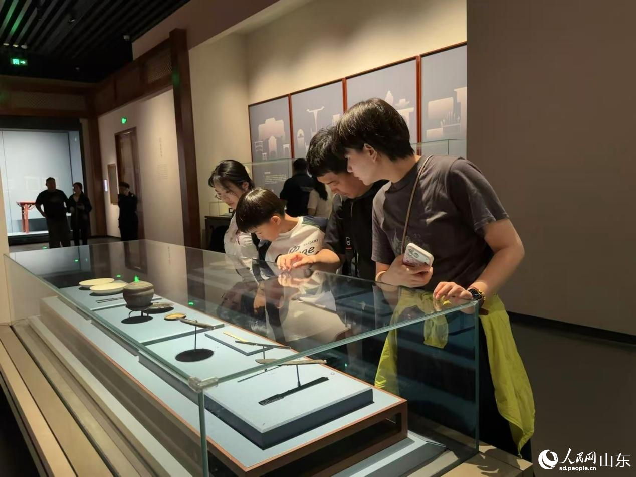 参观者在山东博物馆“鲁王之宝——明朱檀墓珍藏”展上驻足欣赏。人民网记者 乔姝摄