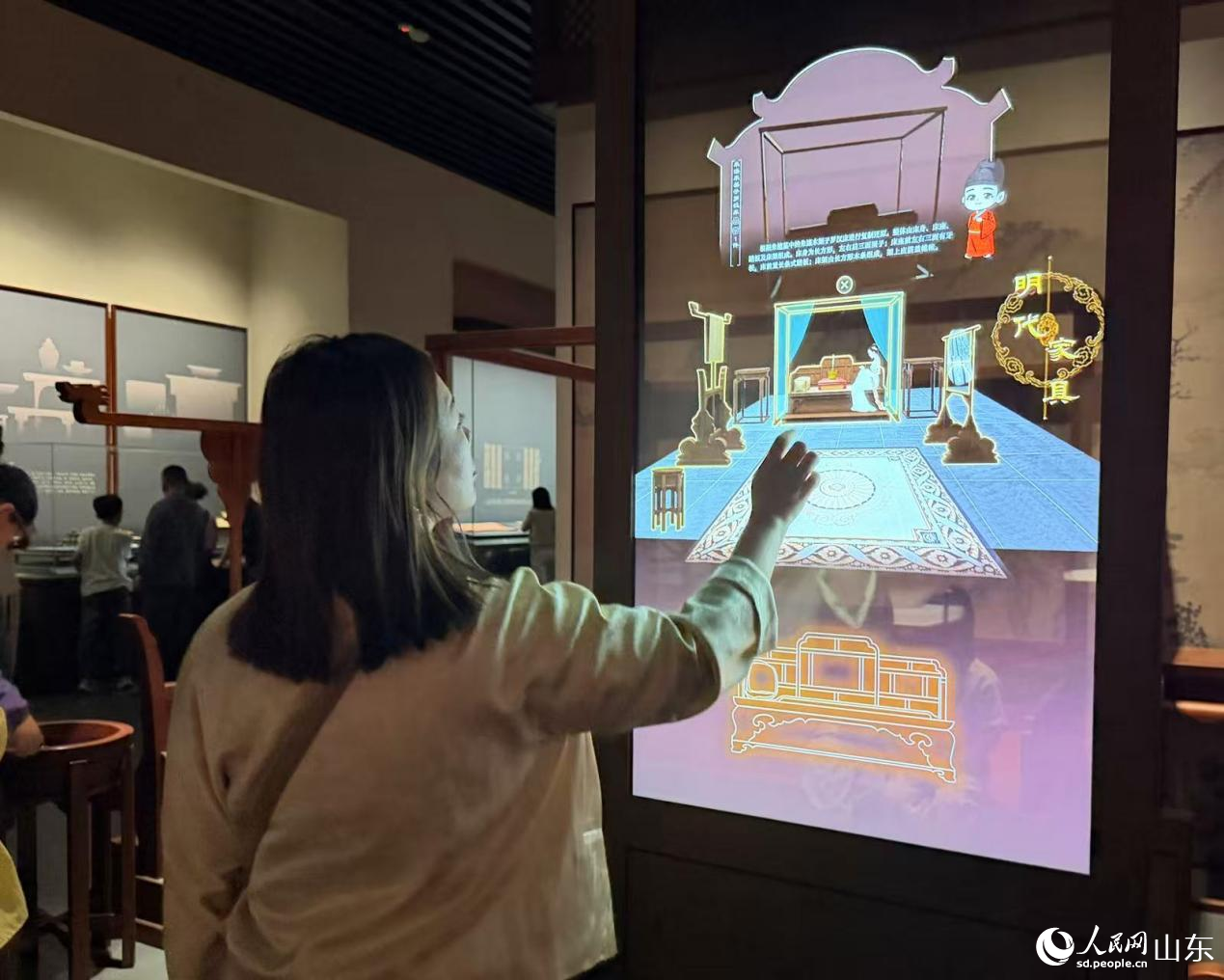 参观者在山东博物馆“鲁王之宝——明朱檀墓珍藏”展上驻足欣赏。人民网记者 乔姝摄