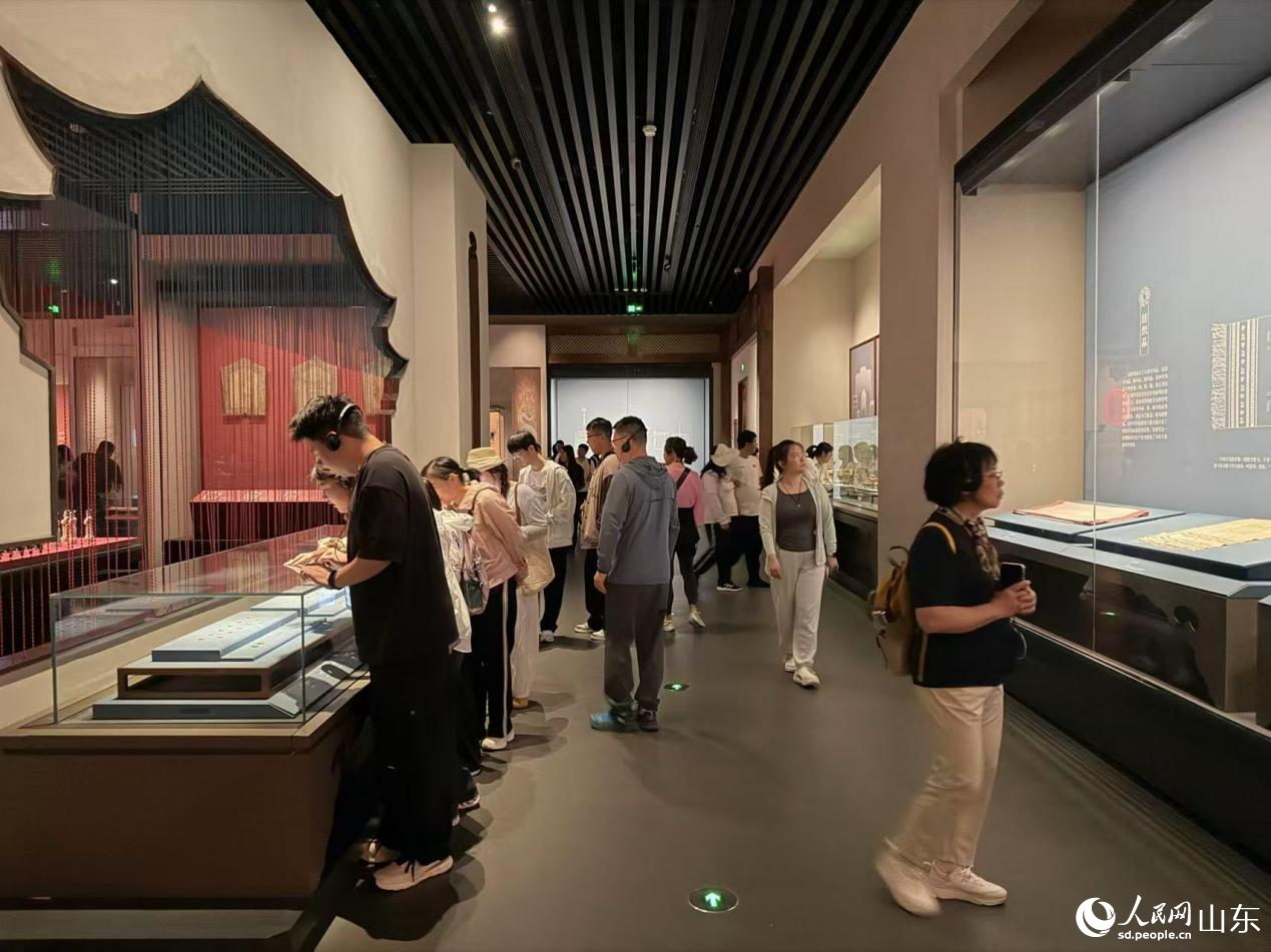参观者在山东博物馆“鲁王之宝——明朱檀墓珍藏”展上驻足欣赏。人民网记者 乔姝摄