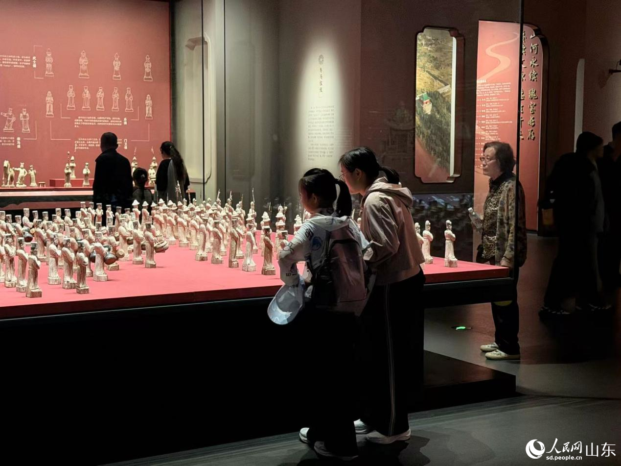 参观者在山东博物馆“鲁王之宝——明朱檀墓珍藏”展上驻足欣赏。人民网记者 乔姝摄