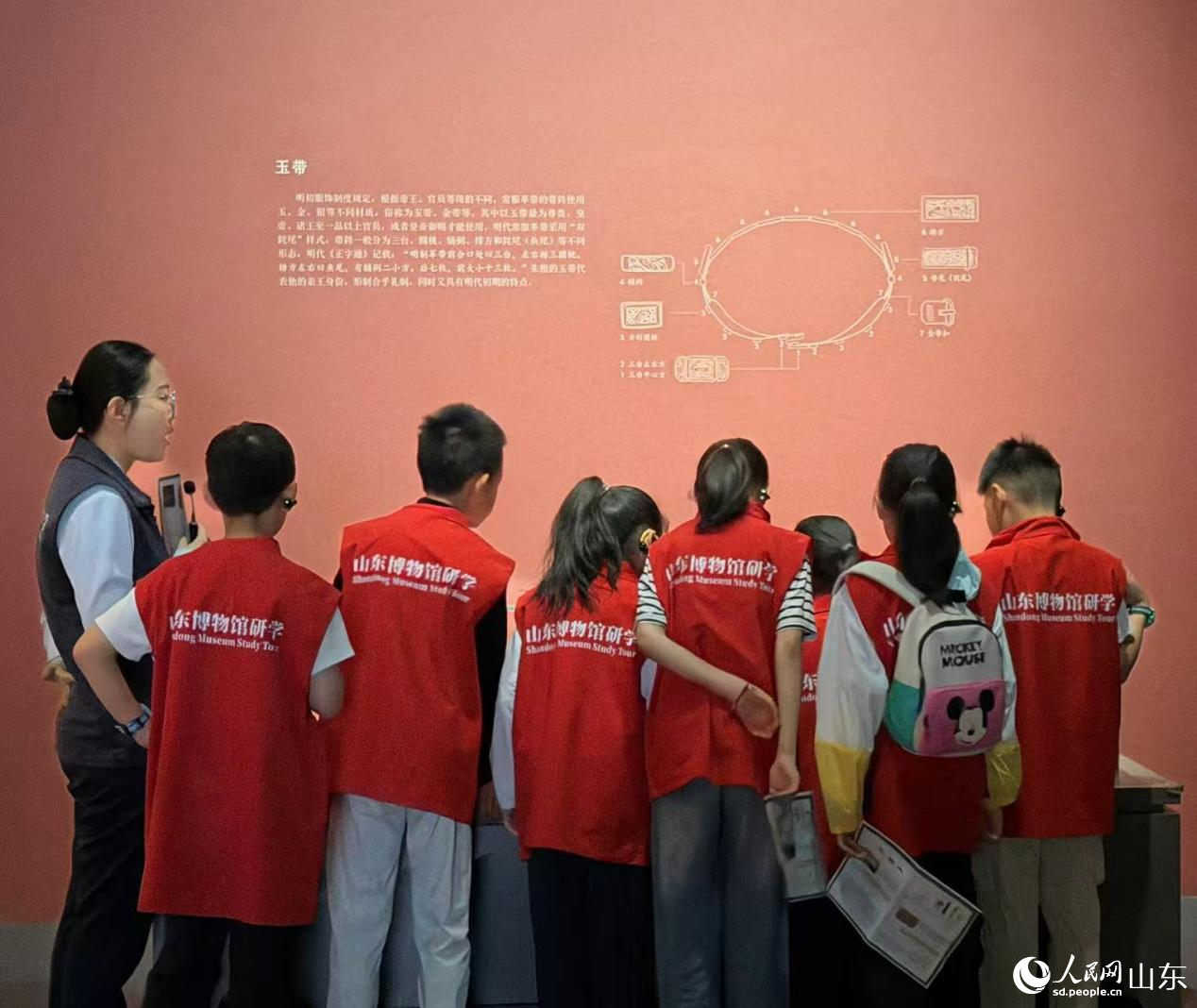 参观者在山东博物馆“鲁王之宝——明朱檀墓珍藏”展上驻足欣赏。人民网记者 乔姝摄