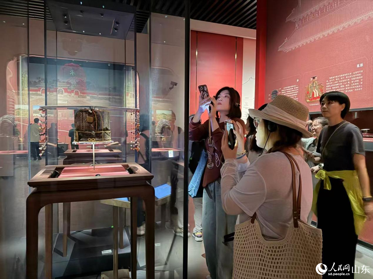 参观者在山东博物馆“鲁王之宝——明朱檀墓珍藏”展上驻足欣赏。人民网记者 乔姝摄
