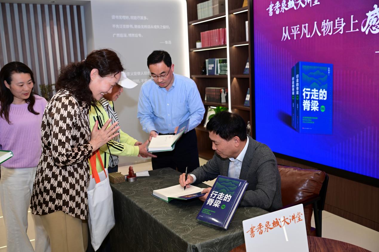 分享会现场，徐锦庚为读者签名。 济南出版社供图