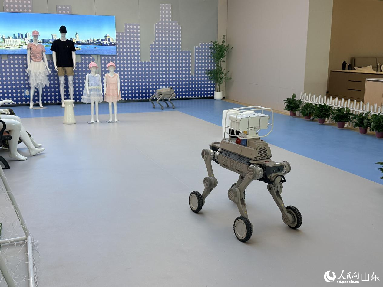 安防机器人与巡逻机器狗协同完成值守作业。 人民网 李子悦摄