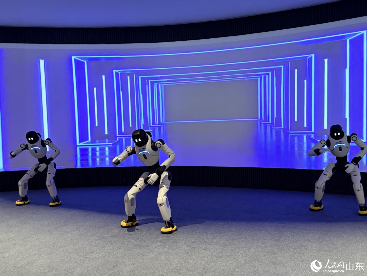 X2双足机器人伴随音乐起舞。 人民网 李子悦摄