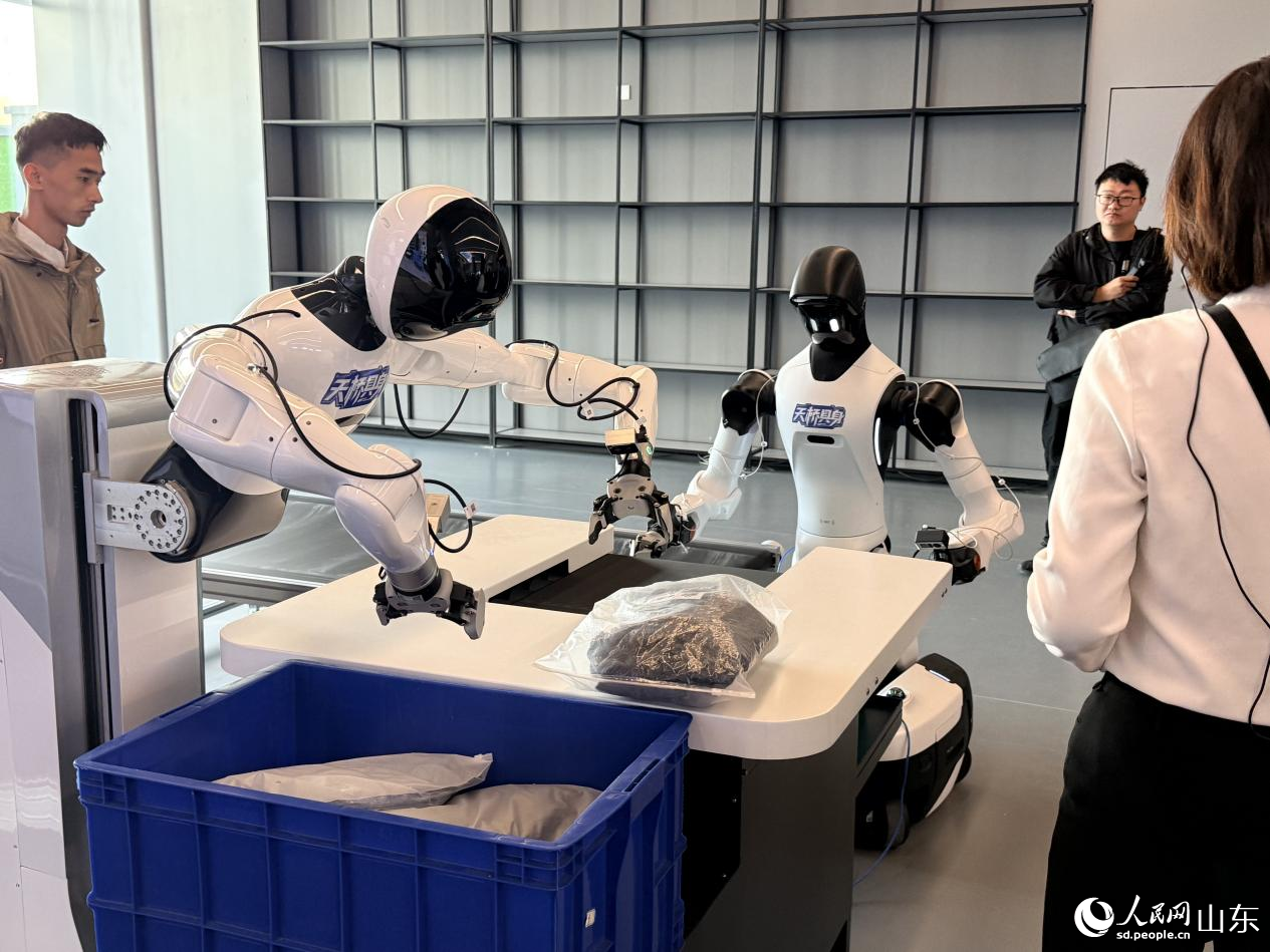 物流分拣机器人正在进行分拣作业。 人民网 李子悦摄