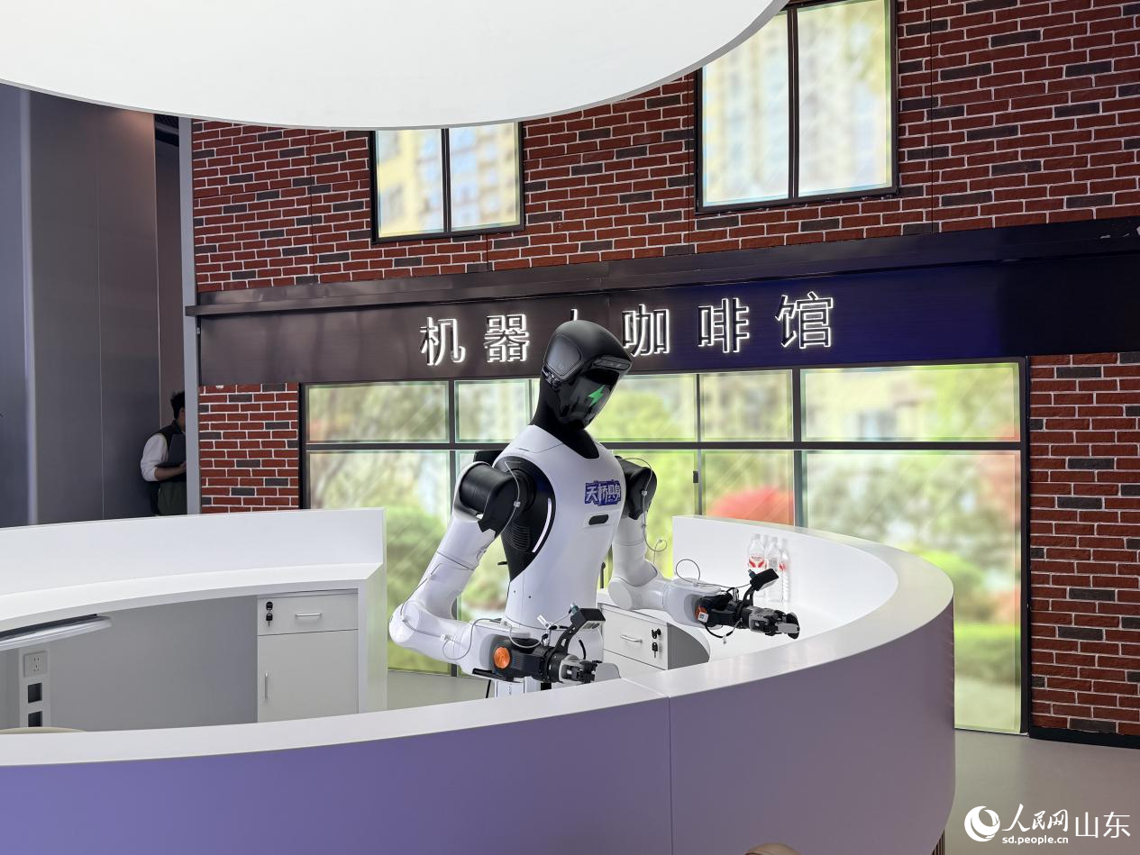 机器人正在进行智能零售作业。 人民网 李子悦摄