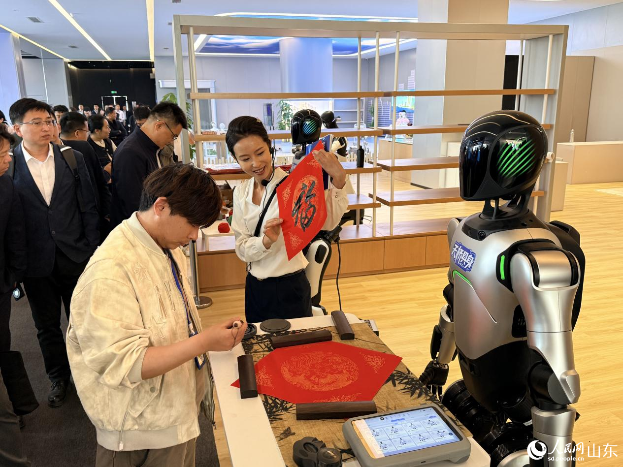 工作人员展示机器人书写的福字。 人民网 李子悦摄