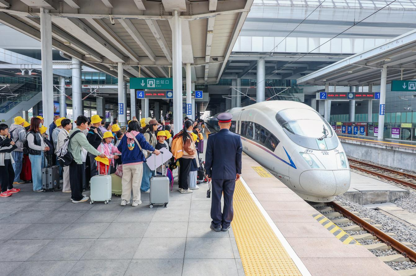 五一假期铁路运输今日启动。国铁济南局供图