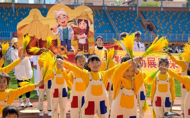 山东青岛：春日运动场，少年正飞扬