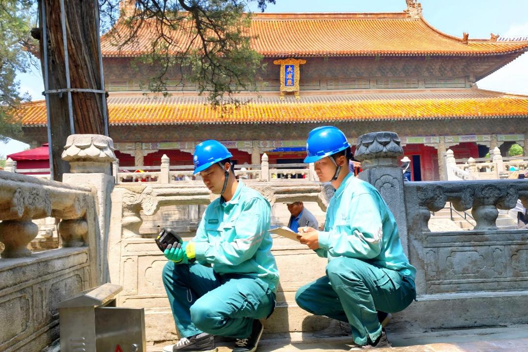国网济宁供电公司工作人员在“三孔”景区检查杏坛配电设备