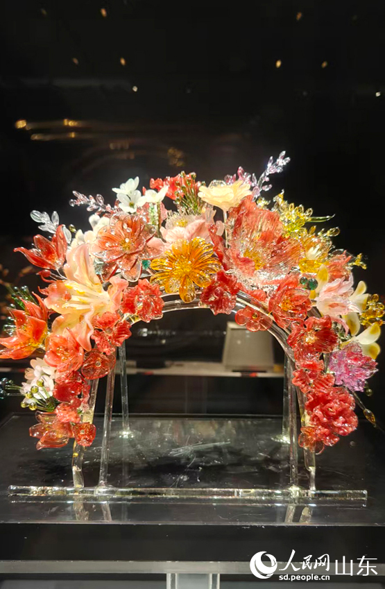 展出的琉璃作品《繁花》，吸引了众多游客的目光。人民网记者 宋翠摄