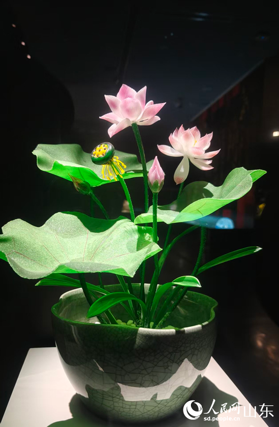 各地游客纷至沓来，纷纷拍照打卡留念。图为琉璃作品《清风荷韵》。人民网记者 宋翠摄