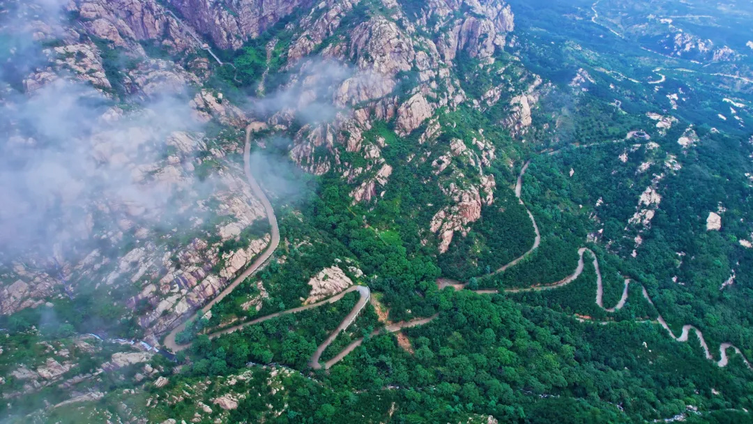 俯瞰日照河山风景区。无人机照片