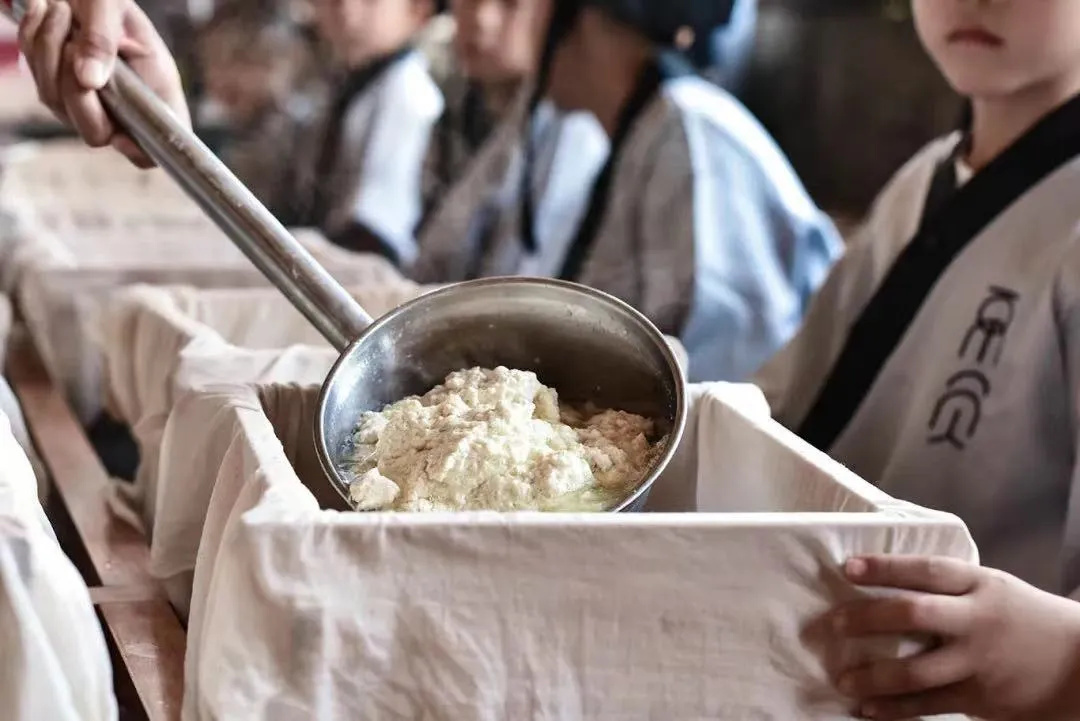 小朋友們體驗古法鹵水豆腐制作。陳夢秋攝