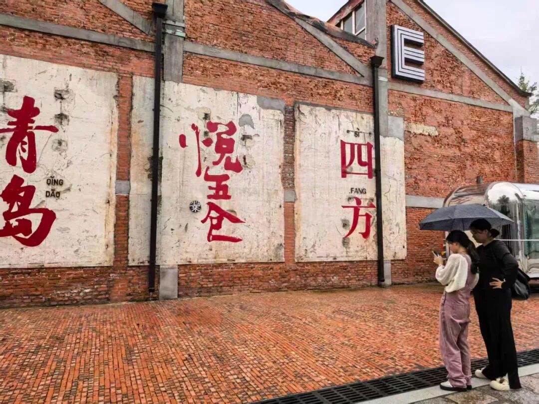 游客在老厂房前拍照留念