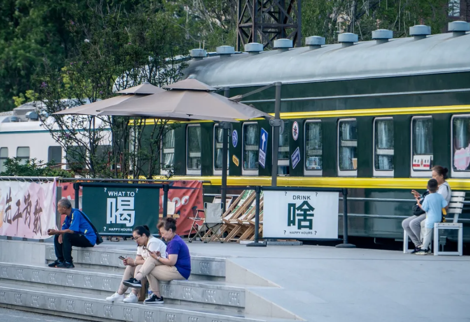 市民游客在机车公园里休憩
