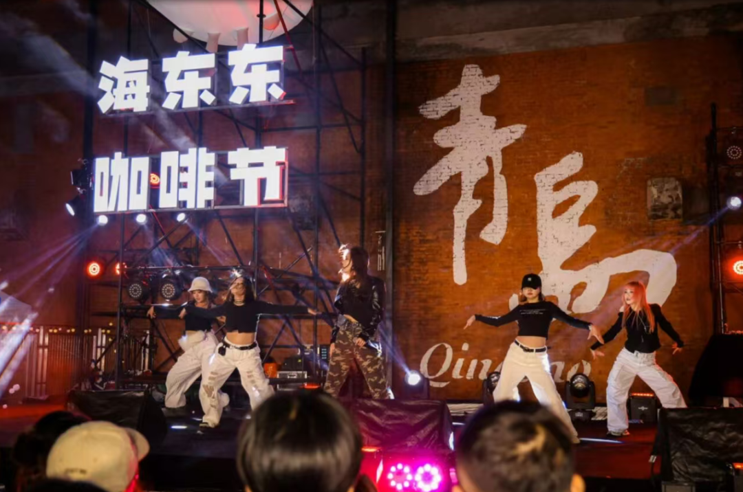 海东东青岛咖啡节以老厂房的红砖墙作舞台